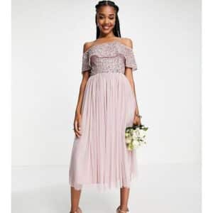 Beauut Tall - Bridesmaid - Verziertes Midi-Brautjungfernkleid in Eisrosa mit Carmen-Ausschnitt