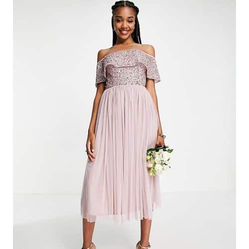 Beauut Tall - Bridesmaid - Verziertes Midi-Brautjungfernkleid in Eisrosa mit Carmen-Ausschnitt