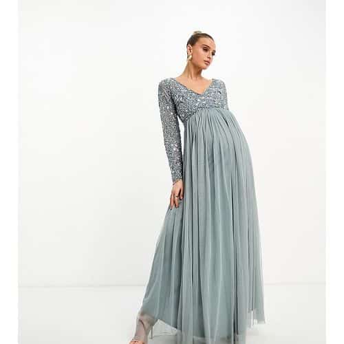 Beauut Maternity - Bridesmaid - Maxi-Brautjungfernkleid in Nebelgrün mit gewickelter Vorderseite und bunter Stickerei und Verzierung