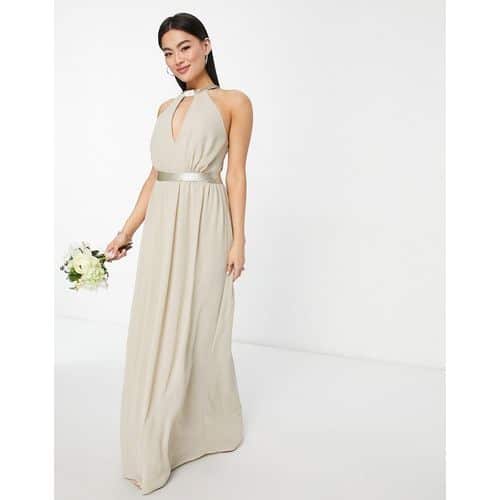 TFNC - Bridesmaid - Maxi-Brautjungfernkleid in Milchkaffee-Braun mit Rückendetail und gerafftem Rockteil